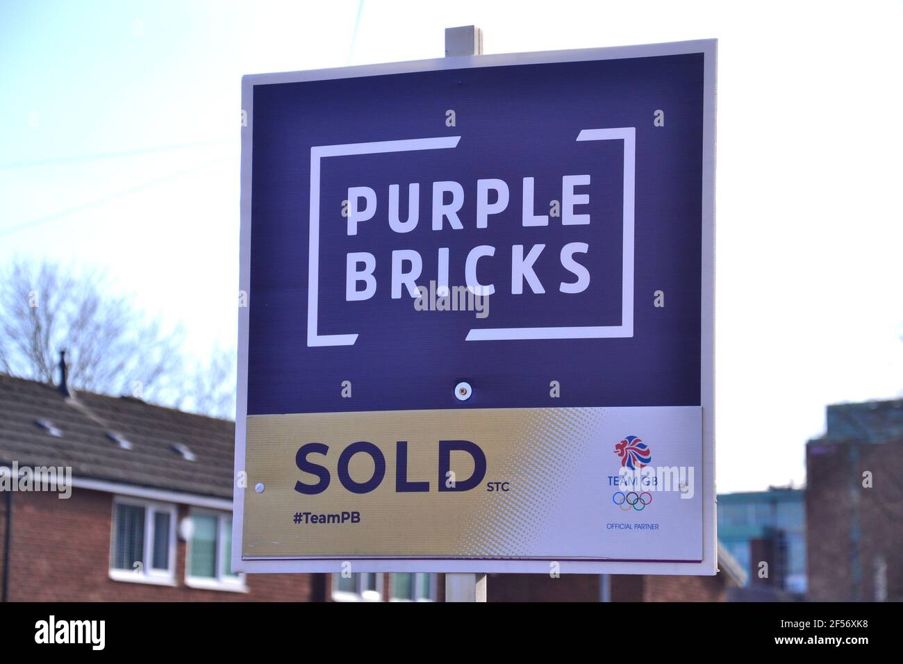 Un panneau « vieux » de l'agent immobilier Purple Bricks à l'extérieur d'une maison à Manchester, Angleterre, Royaume-Uni. Banque D'Images