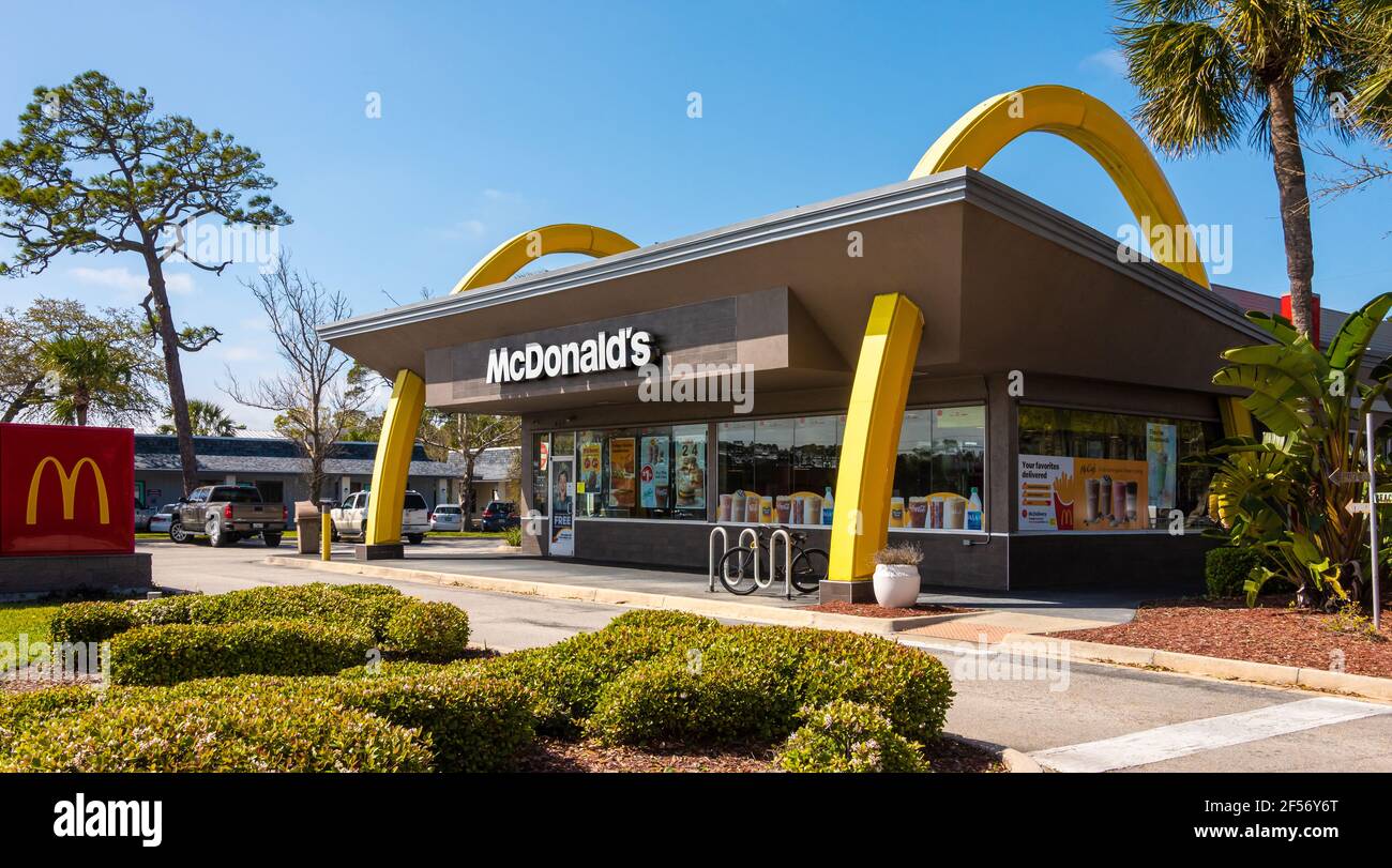 Restaurant de restauration rapide McDonald's de style rétro avec arches dorées à Atlantic Beach, Floride. (ÉTATS-UNIS) Banque D'Images