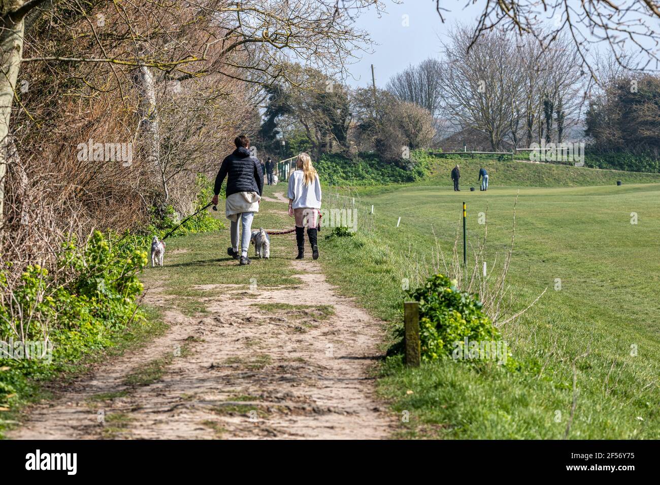 Randonneurs sur un sentier rural Banque D'Images