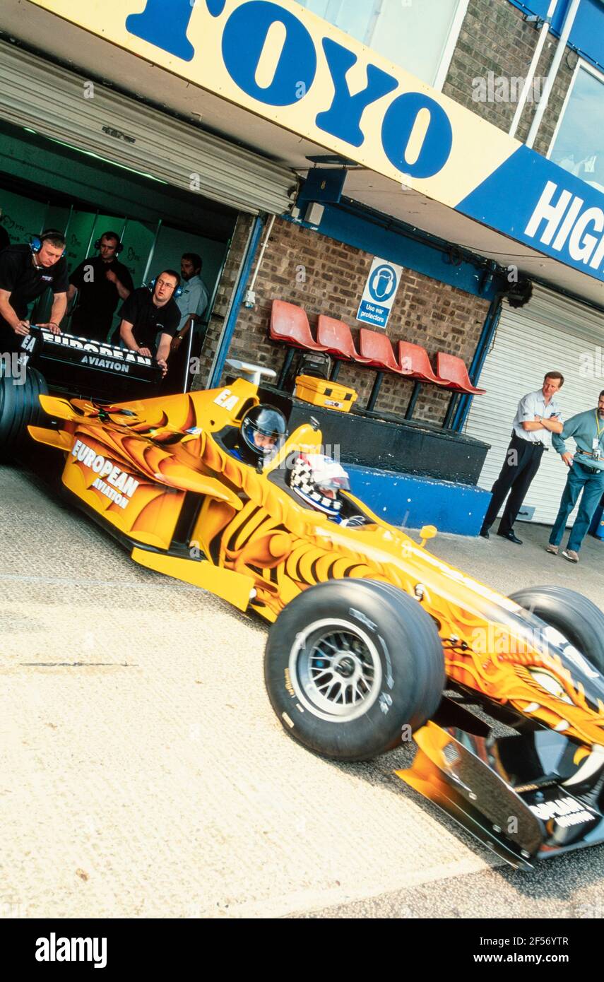 2001 circuit de course de Donington Park, Castle Donington, Leicestershire, East Midlands, Angleterre, GB, UK, Europe - Paul Stoddart pilotant Neale Clark dans un circuit de course de Formule européenne Minardi F1 deux places hors des fosses du circuit de course de Donington Park. Cette remarquable course en voiture de course à deux places donne un frisson à la vitesse du breakneck pour une expérience de la liste des godets d'une vie. Paul Stoddart, à partir du Grand Prix d'Espagne 2017, offre aux fans la possibilité de monter dans l'une de ses voitures Minardi FX2 Banque D'Images