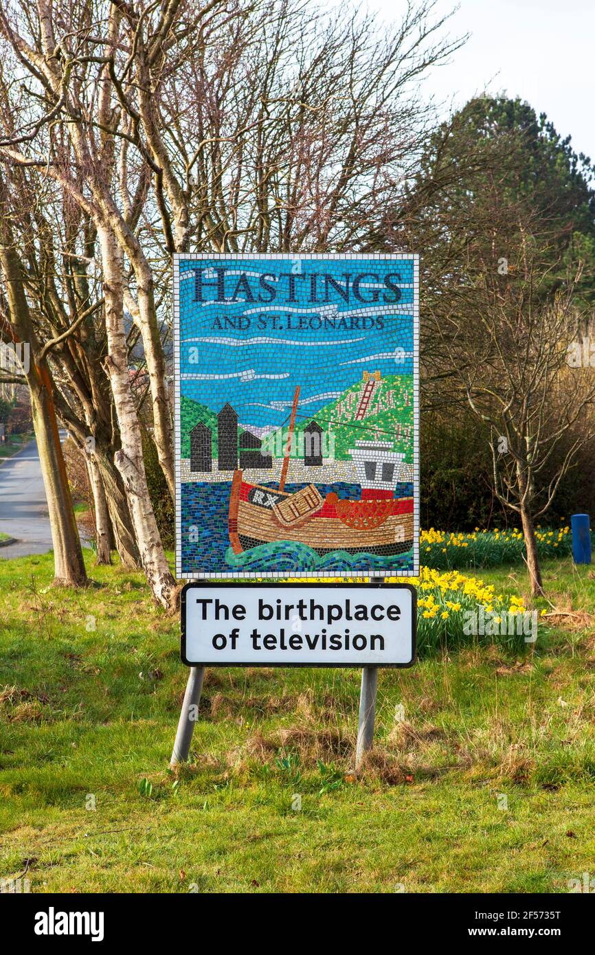 Panneau "Hastings et St Leonards - le berceau de la télévision". Un des nombreux panneaux en mosaïque de Hastings et St Leonards sur les entrées de la ville Banque D'Images