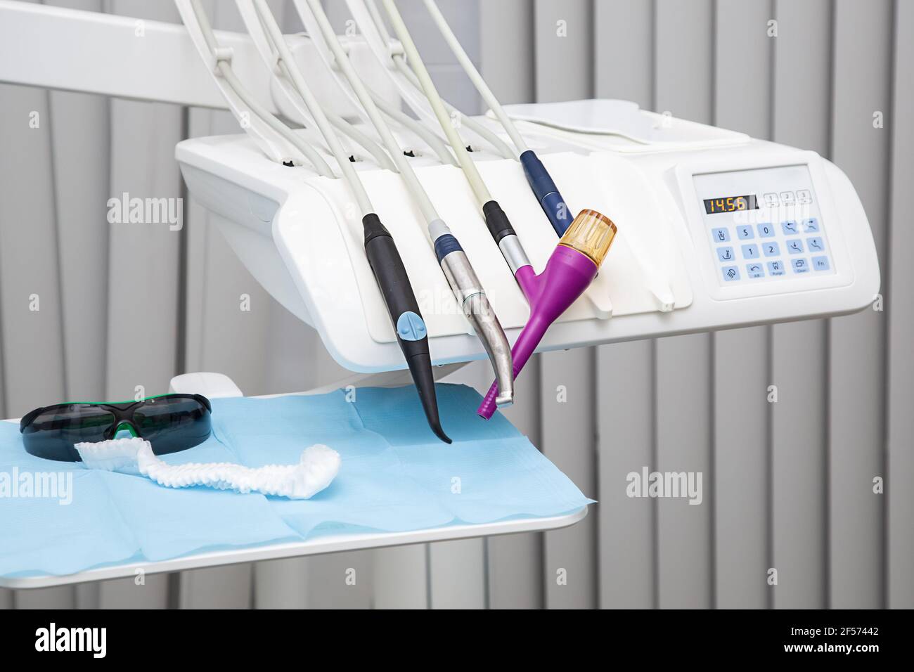 Matériel dentaire blanc outils pour le traitement et le remplissage des  dents dans le cabinet du médecin Photo Stock - Alamy