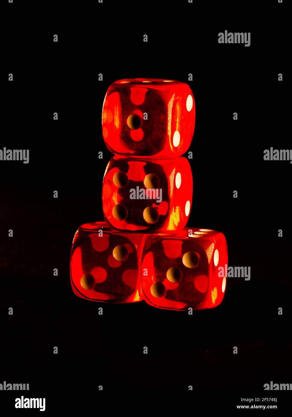 Fond créatif, roulette, dés de jeu, cartes, jetons de casino sur fond sombre. Le concept de jeu, casino, gains, Vegas Games Backgroun Banque D'Images