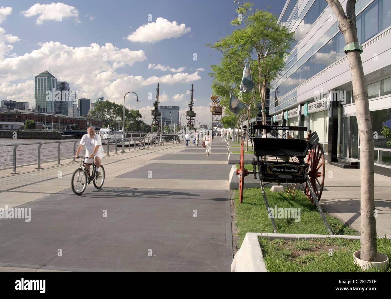 Les gens font du vélo et de la marche dans le quartier des docklands de Puerto Madero, Buenos Aires, Argentine Banque D'Images