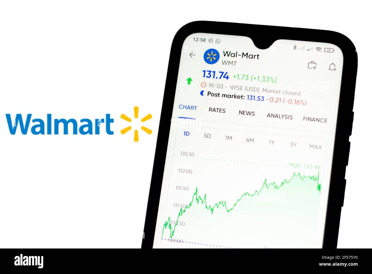 Brésil. 21 mars 2021. Sur cette photo, les informations boursières de Walmart affichées sur un smartphone avec le logo Walmart en arrière-plan. Credit: Rafael Henrique/SOPA Images/ZUMA Wire/Alamy Live News Banque D'Images