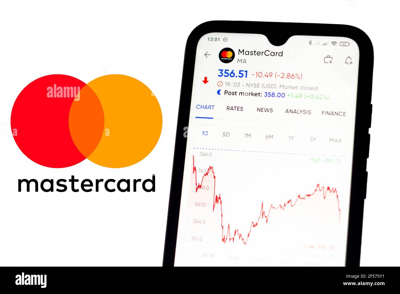 Brésil. 21 mars 2021. Sur cette photo, les informations boursières de Mastercard affichées sur un smartphone avec le logo Mastercard en arrière-plan. Credit: Rafael Henrique/SOPA Images/ZUMA Wire/Alamy Live News Banque D'Images