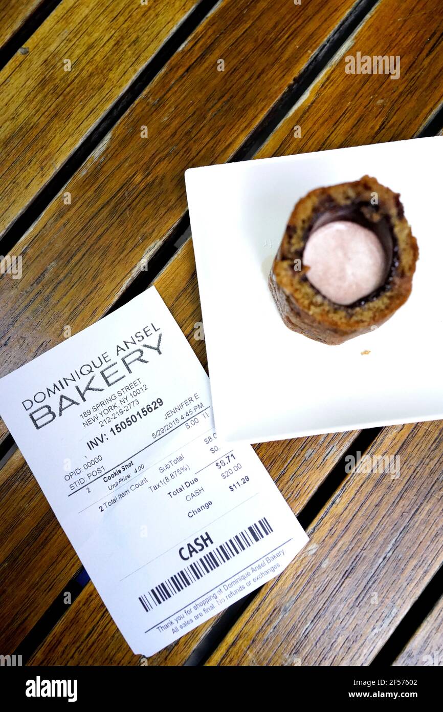 Chocolate Chip cookie tourné à la boulangerie Dominique Ansel dans le quartier SoHo à Manhattan, New York. Banque D'Images