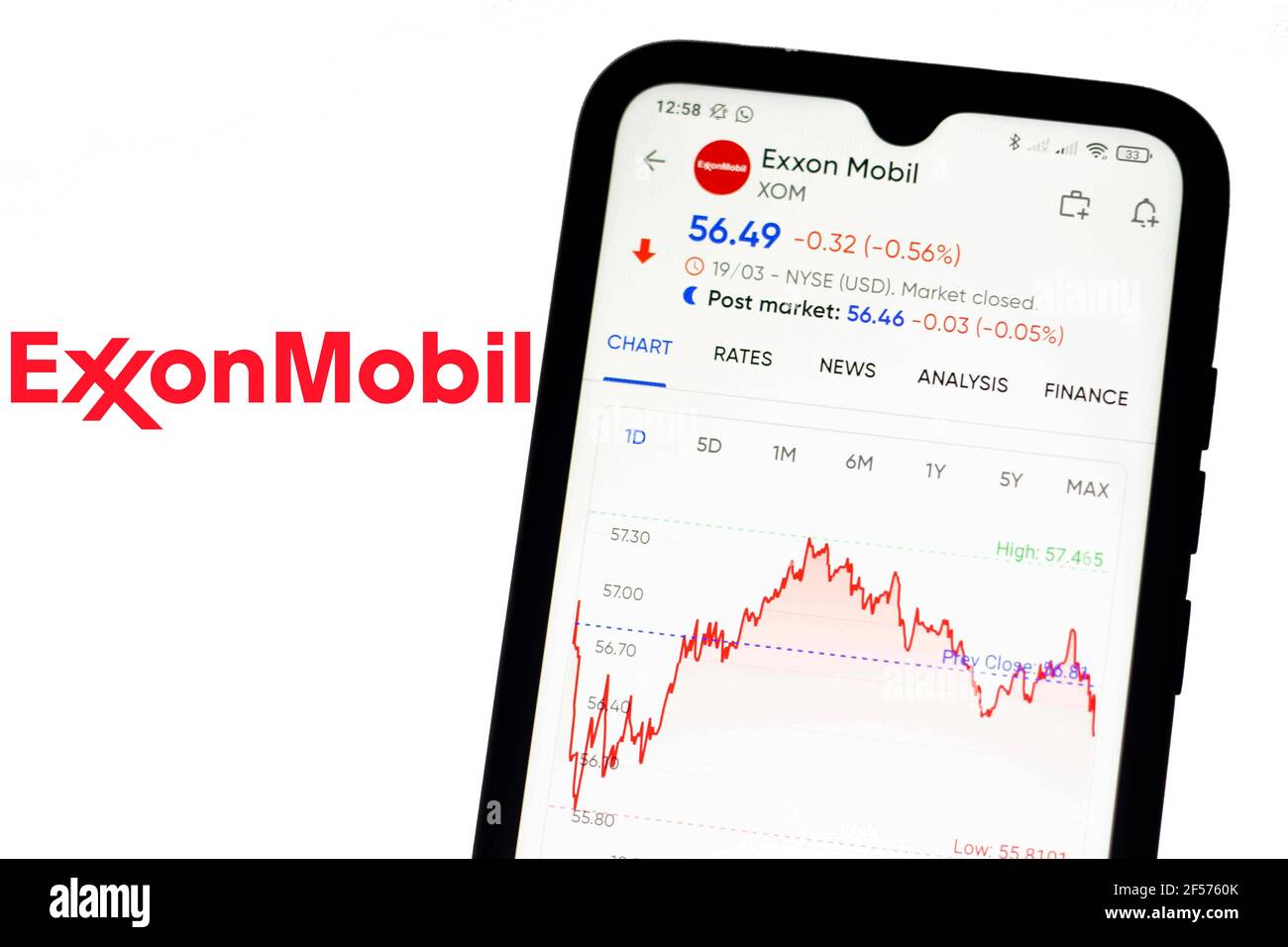 Brésil. 21 mars 2021. Dans cette illustration, les informations boursières d'Exxon Mobil Corporation affichées sur un smartphone avec le logo Exxon Mobil Corporation en arrière-plan. Credit: Rafael Henrique/SOPA Images/ZUMA Wire/Alamy Live News Banque D'Images