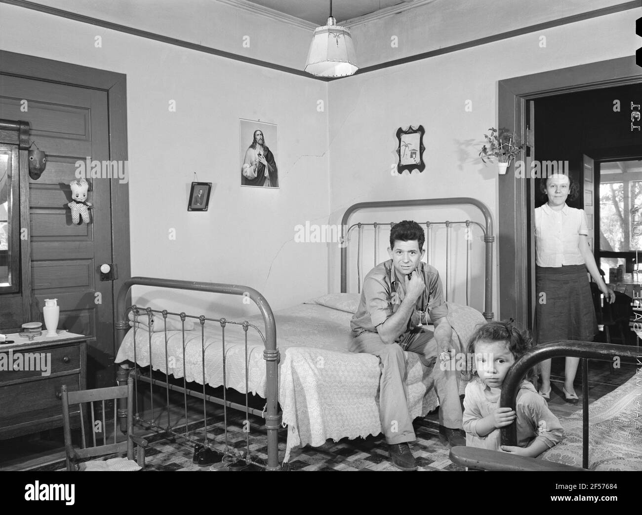 Monsieur W.T. Henbry, un travailleur de Mary Leila textile Mill, avec sa famille à Company House, Greensboro, Géorgie, États-Unis, Jack Delano, U.S. Office of War information, novembre 1941 Banque D'Images