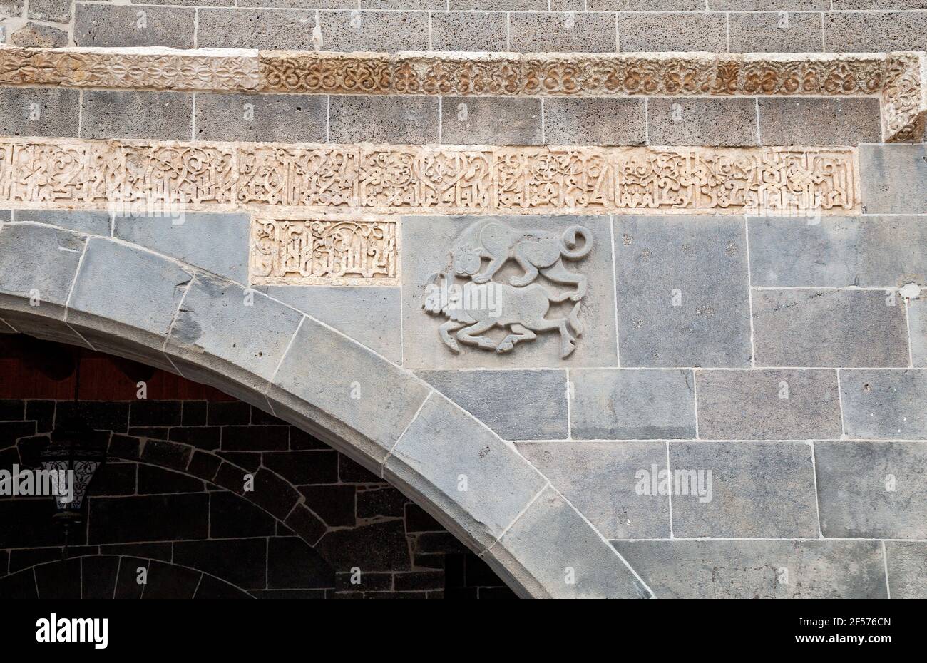 La Mosquée Ulu/Grande Mosquée de Diyarbakır est la plus ancienne et l'une des plus importantes mosquées d'Anatolie. Détails des parois extérieures. Banque D'Images