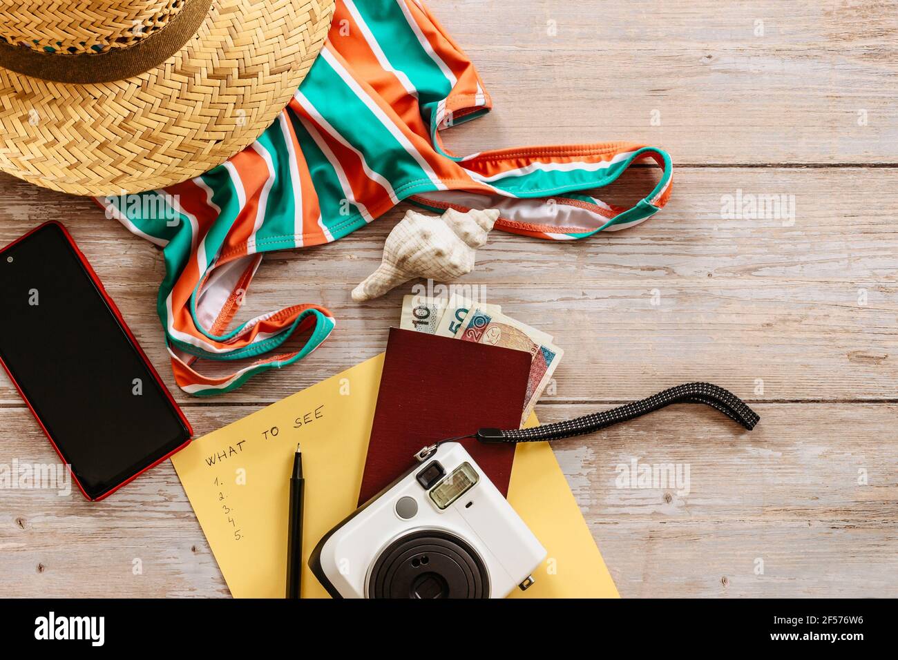 Bannière concept Voyage plat.articles pour les vacances d'été: Passeport, bikini, chapeau, argent, smartphone, appareil photo copier espace.vue du dessus concept de vacances.Planning Pr Banque D'Images
