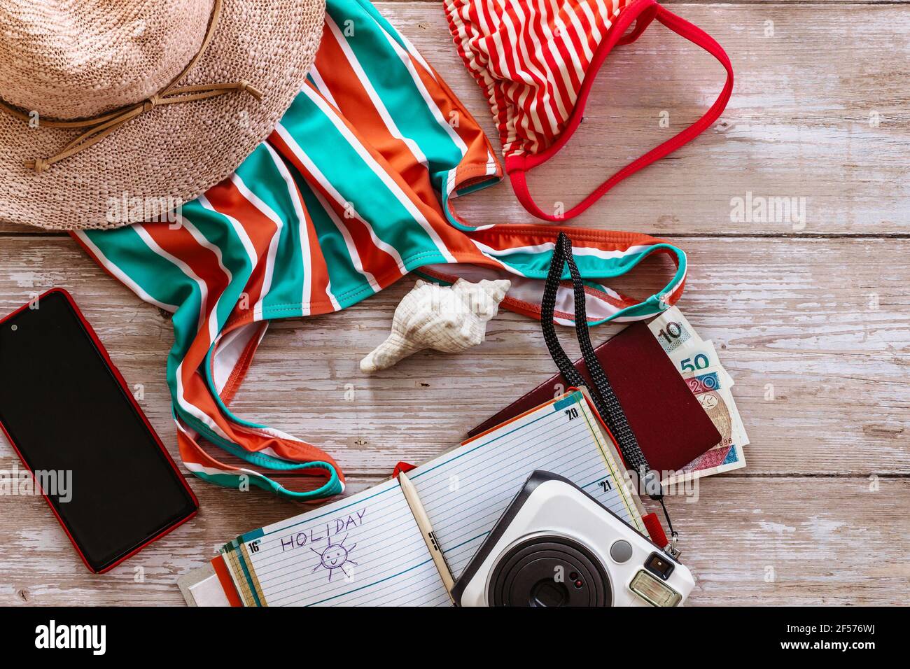 Bannière concept Voyage plat.articles pour les vacances d'été: Passeport, bikini, chapeau, argent, smartphone, espace copie appareil photo.vue du dessus concept de vacances.planification préalable Banque D'Images