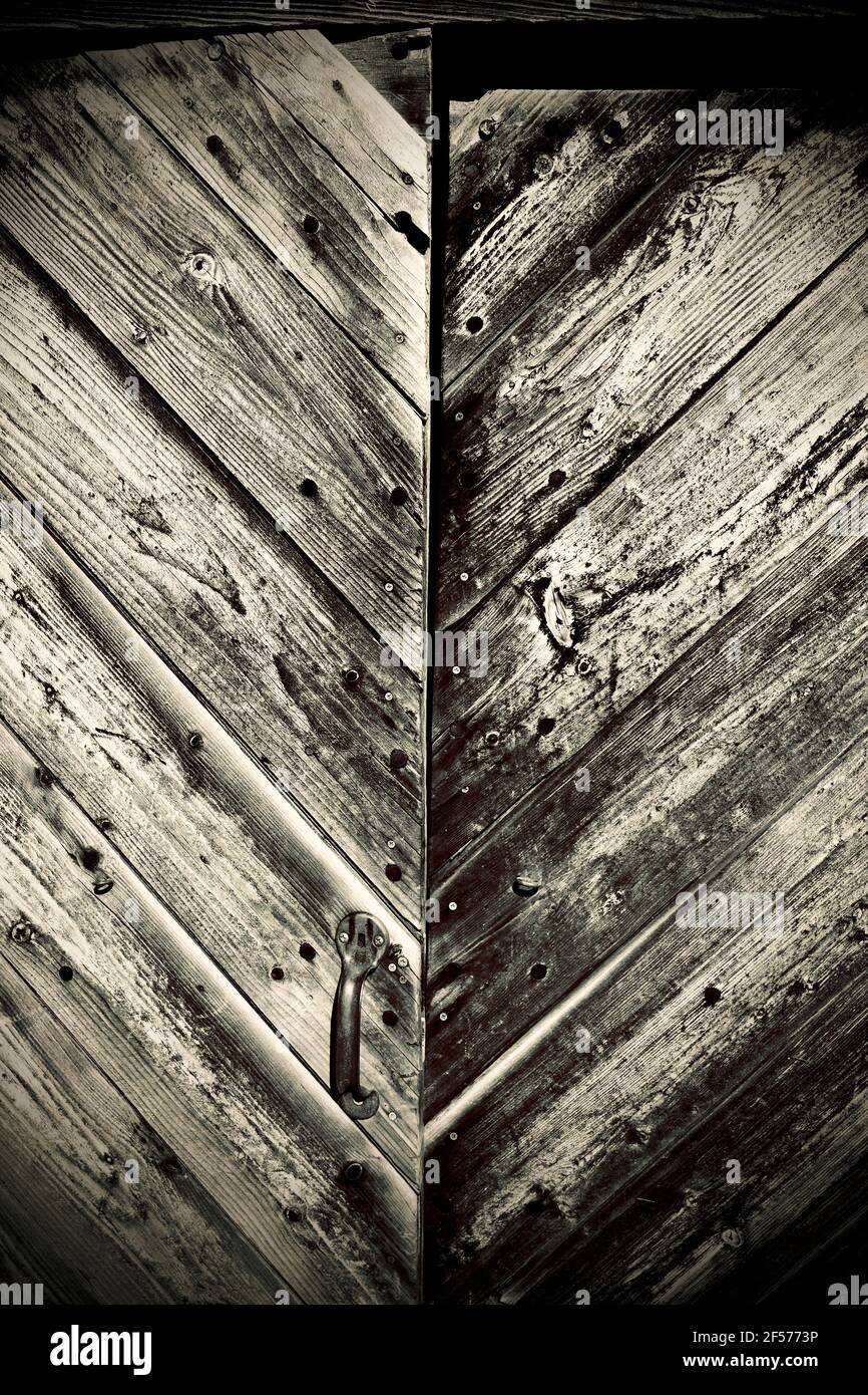 Anciennes portes en bois avec des planches en forme de "V" Banque D'Images