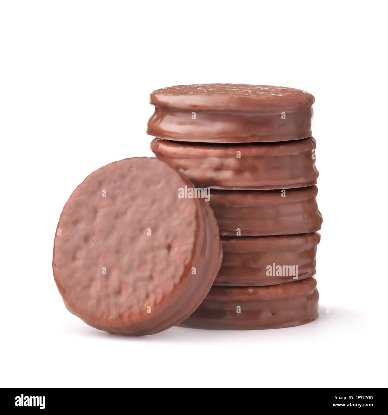 Pile de biscuits sandwich enrobés de chocolat isolés sur blanc Banque D'Images
