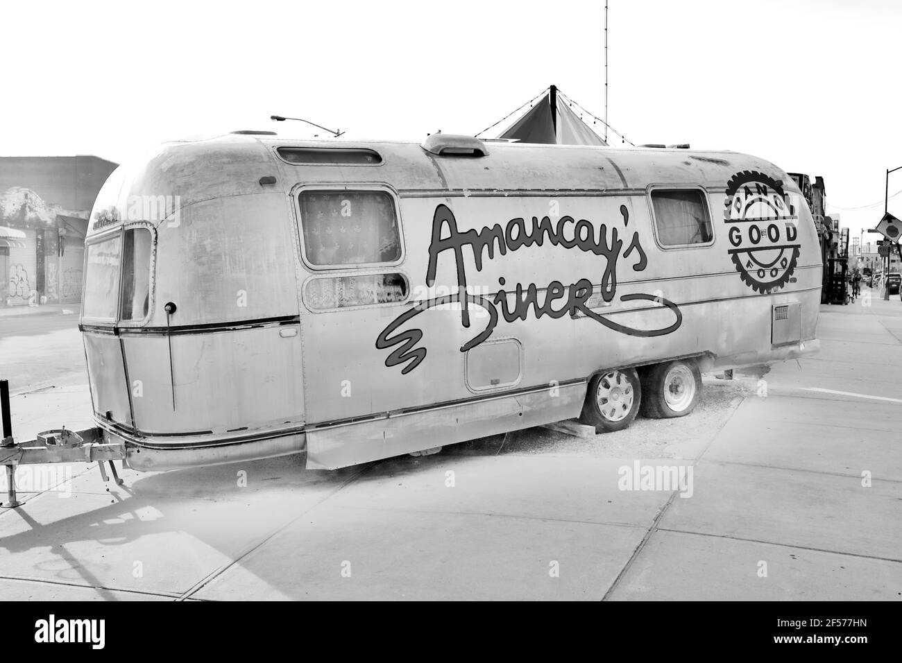 En caravane Airstream Diner mobile avec nom Amancay's Diner, située à l'angle de l'avenue Morgan à Brooklyn, New York, USA Street food Banque D'Images