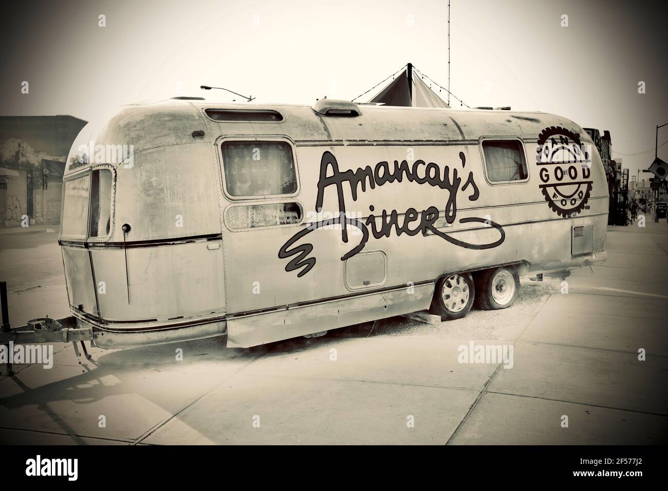 En caravane Airstream Diner mobile avec nom Amancay's Diner, située à l'angle de l'avenue Morgan à Brooklyn, New York, USA Street food Banque D'Images