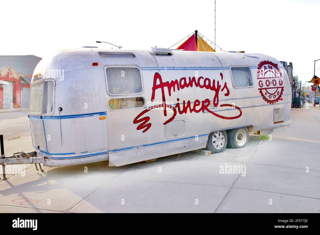 En caravane Airstream Diner mobile avec nom Amancay's Diner, située à l'angle de l'avenue Morgan à Brooklyn, New York, USA Street food Banque D'Images