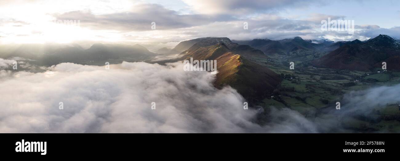 Panorama aérien des cloches de chat lors d'un matin d'hiver brumeux Lake District Banque D'Images