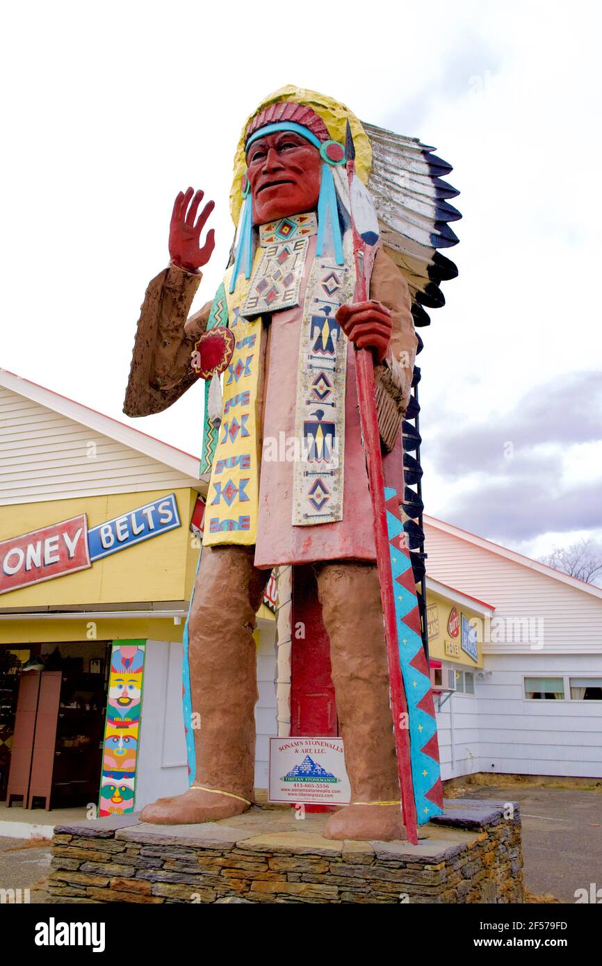 Native View Trading Post est un emporium-cadeau sur le Mohawk Trail depuis les années 1950. Il est situé à Shelburne Falls, Massachusetts, États-Unis. Banque D'Images Native View Trading Post est un emporium-cadeau sur le Mohawk Trail depuis les années 1950. Il est situé à Shelburne Falls, Massachusetts, États-Unis. Banque D'Images