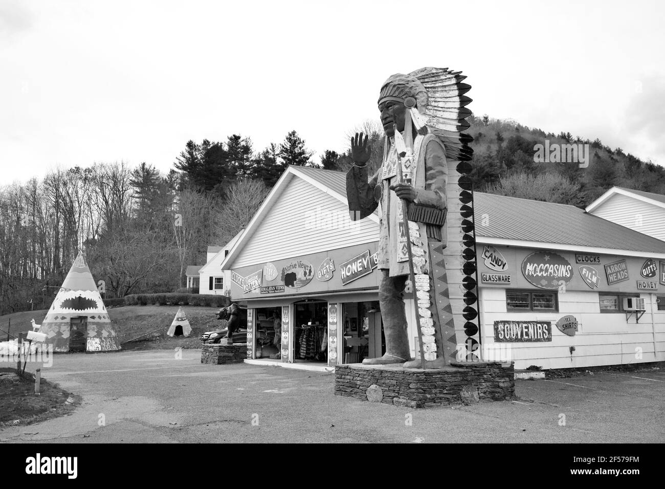 Native View Trading Post est un emporium-cadeau sur le Mohawk Trail depuis les années 1950. Il est situé à Shelburne Falls, Massachusetts, États-Unis. Banque D'Images Native View Trading Post est un emporium-cadeau sur le Mohawk Trail depuis les années 1950. Il est situé à Shelburne Falls, Massachusetts, États-Unis. Banque D'Images