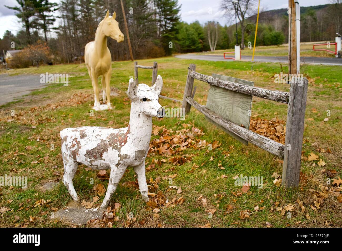 Native View Trading Post est un emporium-cadeau sur le Mohawk Trail depuis les années 1950. Il est situé à Shelburne Falls, Massachusetts, États-Unis. Banque D'Images Native View Trading Post est un emporium-cadeau sur le Mohawk Trail depuis les années 1950. Il est situé à Shelburne Falls, Massachusetts, États-Unis. Banque D'Images
