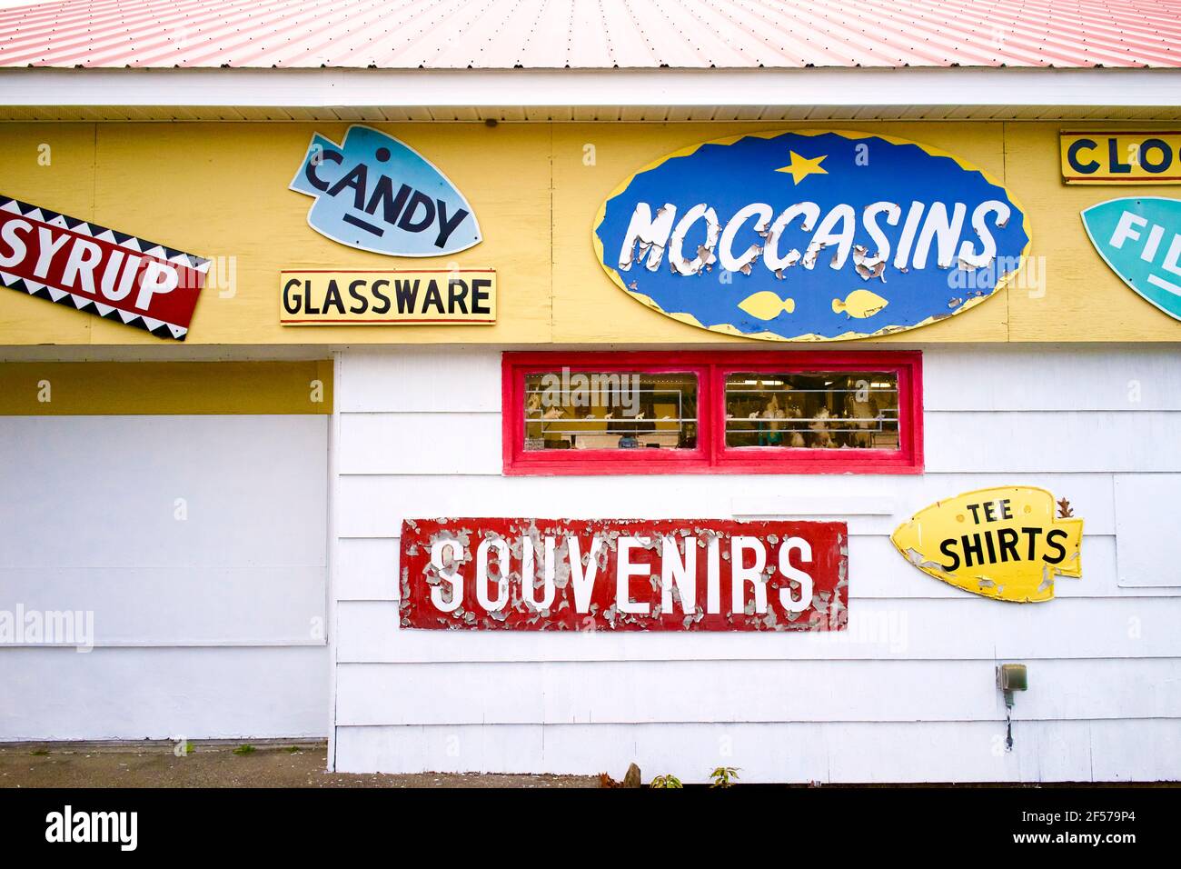 Native View Trading Post est un emporium-cadeau sur le Mohawk Trail depuis les années 1950. Il est situé à Shelburne Falls, Massachusetts, États-Unis. Banque D'Images Native View Trading Post est un emporium-cadeau sur le Mohawk Trail depuis les années 1950. Il est situé à Shelburne Falls, Massachusetts, États-Unis. Banque D'Images