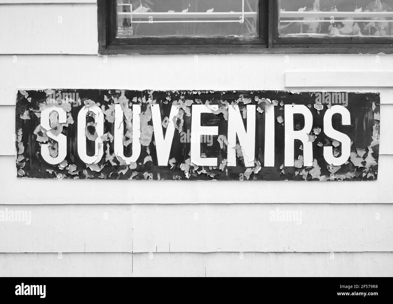 Native View Trading Post est un emporium-cadeau sur le Mohawk Trail depuis les années 1950. Il est situé à Shelburne Falls, Massachusetts, États-Unis. Banque D'Images Native View Trading Post est un emporium-cadeau sur le Mohawk Trail depuis les années 1950. Il est situé à Shelburne Falls, Massachusetts, États-Unis. Banque D'Images
