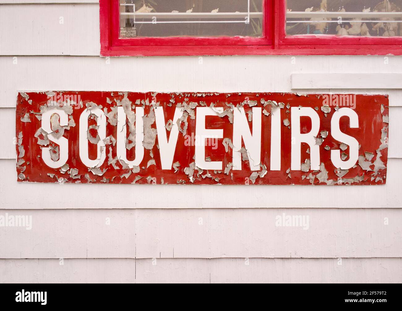 Native View Trading Post est un emporium-cadeau sur le Mohawk Trail depuis les années 1950. Il est situé à Shelburne Falls, Massachusetts, États-Unis. Banque D'Images Native View Trading Post est un emporium-cadeau sur le Mohawk Trail depuis les années 1950. Il est situé à Shelburne Falls, Massachusetts, États-Unis. Banque D'Images