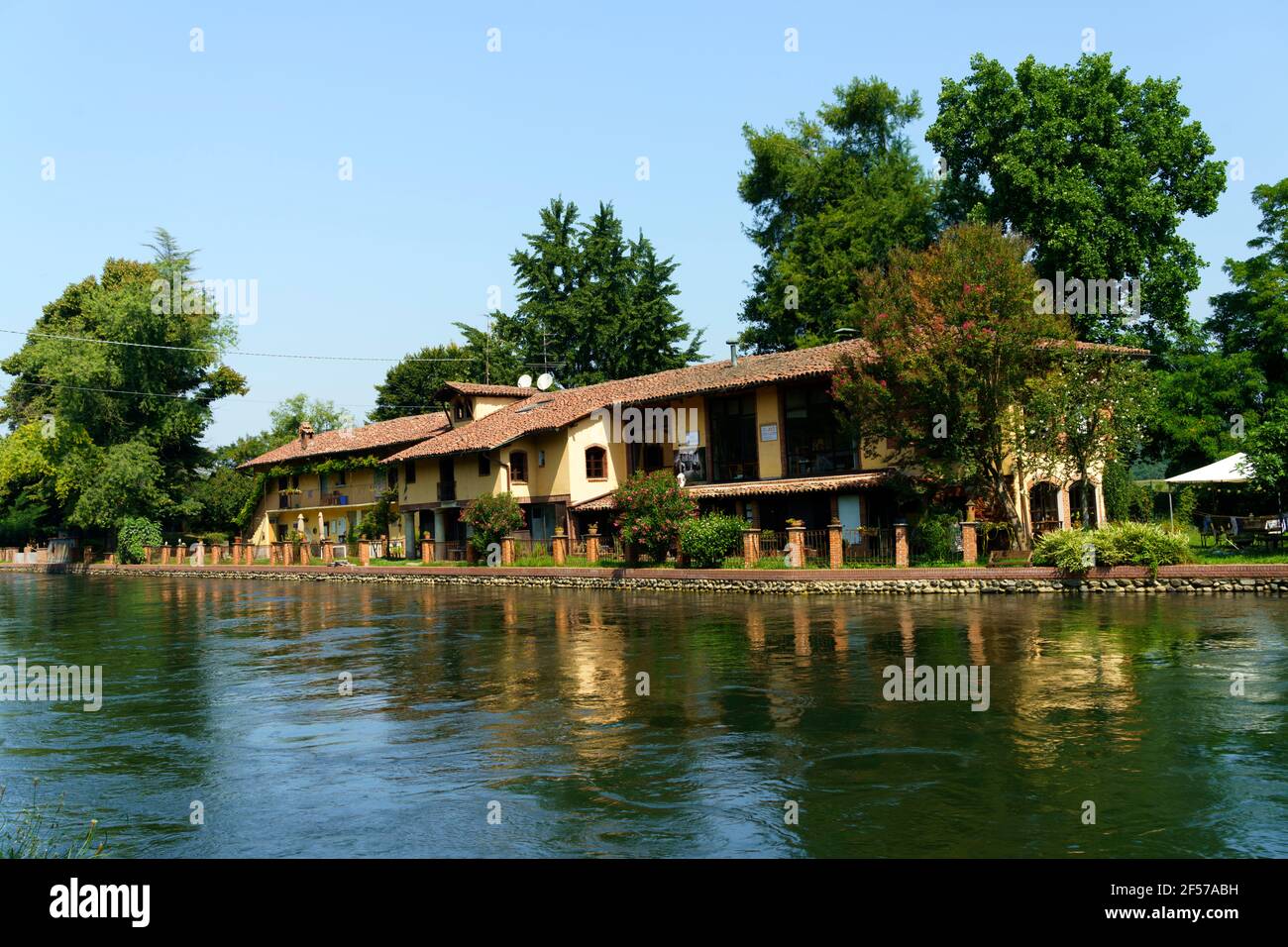 Piste cyclable le long de la Naviglio Grande de Abbiategrasso à Turbigo (Lombardie, Italie) Banque D'Images