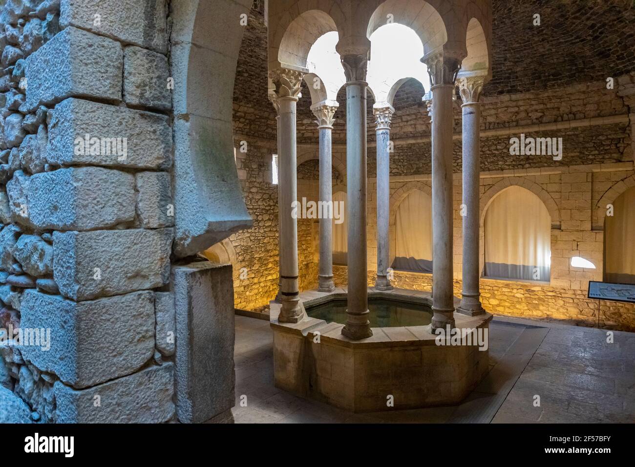 Ancien bain arabe et romain avec colonnes à Gérone, Catalogne Espagne Banque D'Images