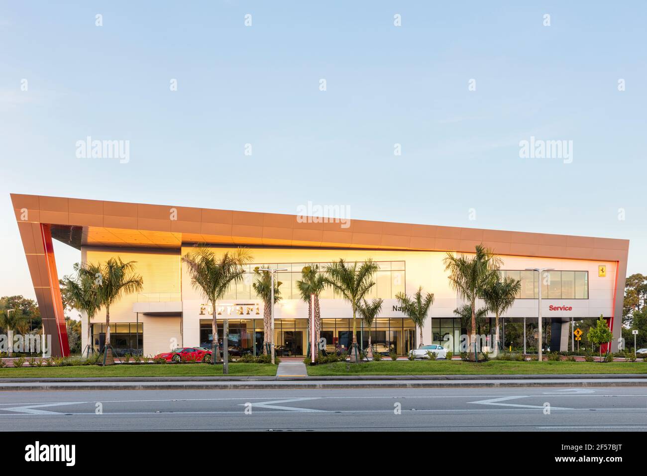 Lumière matinale au-dessus d'un concessionnaire Ferrari à Naples, Floride, États-Unis Banque D'Images