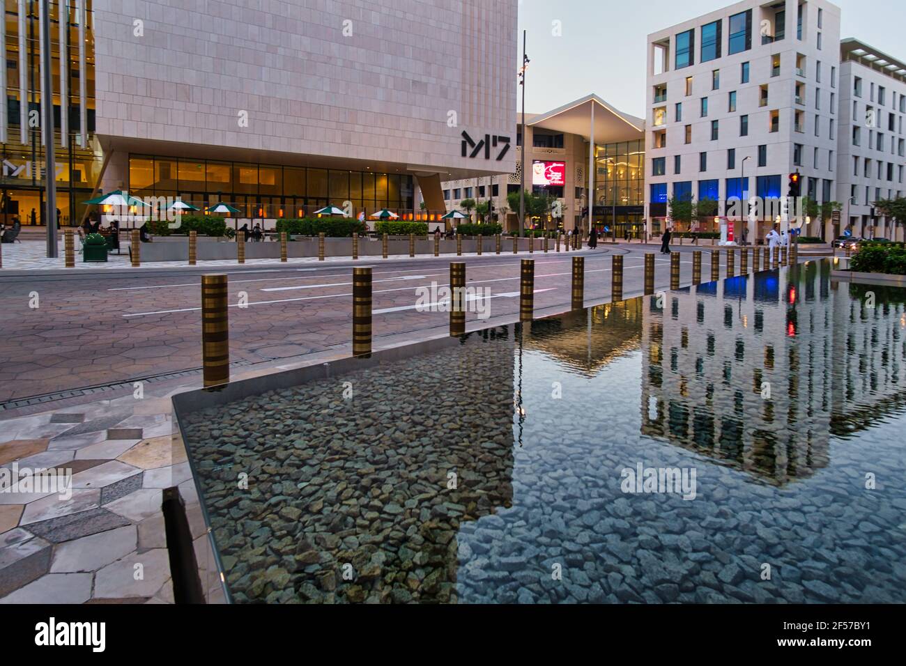 Mcheireb Centre-ville de Doha, Qatar vue de la lumière du jour montrant l'architecture unique des bâtiments avec les habitants et les visiteurs marchant Banque D'Images