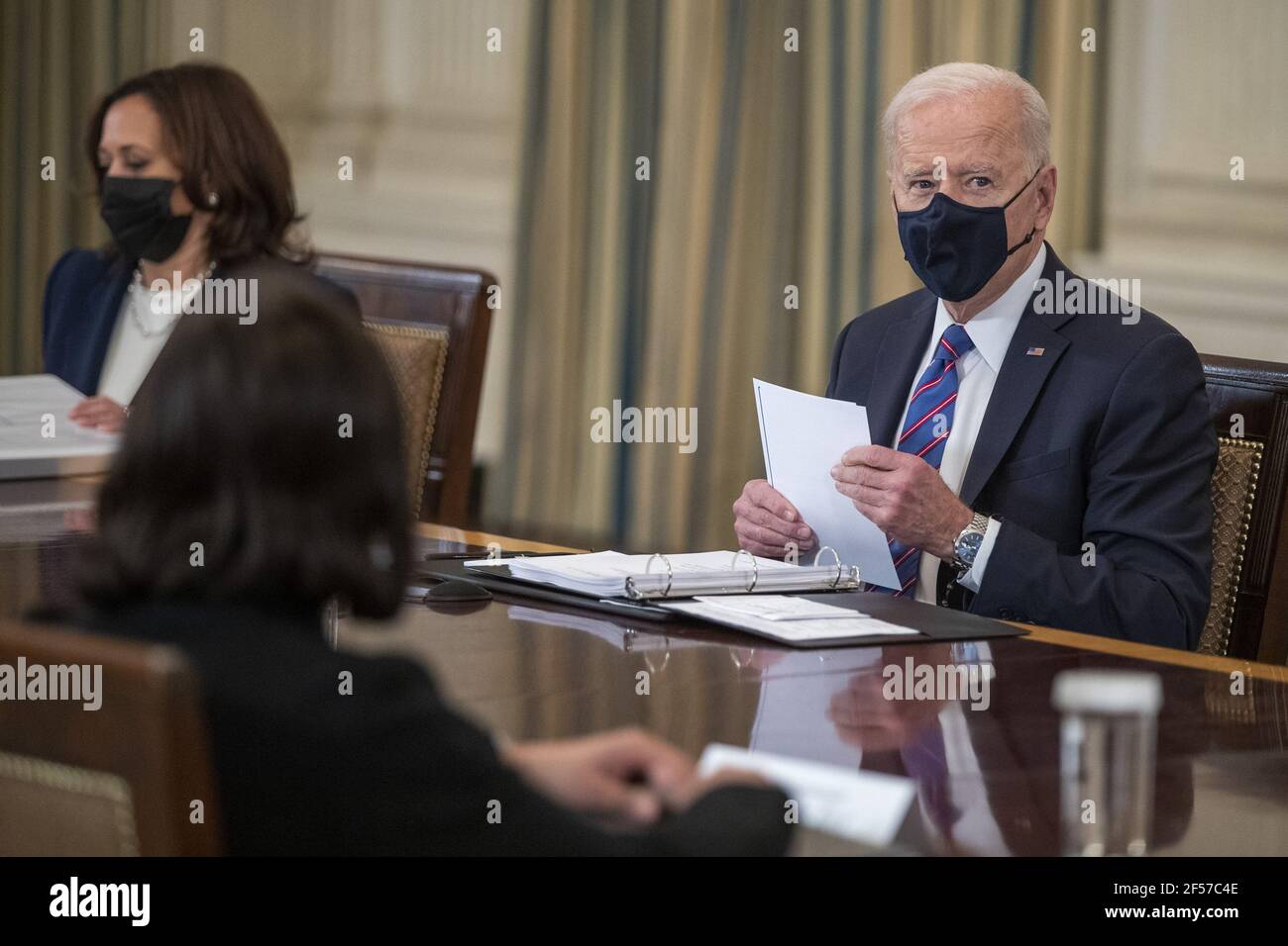 Washington, États-Unis. 24 mars 2021. Le président Joe Biden, en compagnie du vice-président Kamala Harris, prononce un discours lors d'une réunion avec le secrétaire à la Santé et aux Services humains Xavier Becerra, le secrétaire à la sécurité intérieure Alejandro Mayorkas et les conseillers en immigration dans la salle à manger de l'État de la Maison Blanche à Washington, DC, le mercredi 24 mars 2021. Le président Biden est confronté à un afflux renouvelé de migrants à la frontière entre les États-Unis et le Mexique suite à ses changements de politique depuis son entrée en fonction en janvier. Photo de piscine par Shawn Thew/UPI crédit: UPI/Alay Live News Banque D'Images