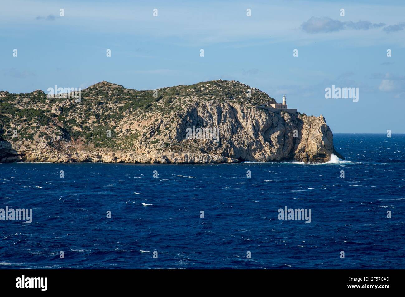 Île sa Dragonera avec un phare vu de Majorque Banque D'Images