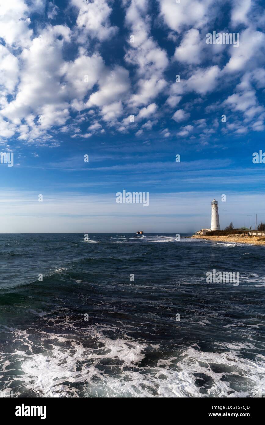 Une balise unique protège les navires. Le phare montre la voie pour les bateaux. Un navire épaté se trouve à proximité Banque D'Images