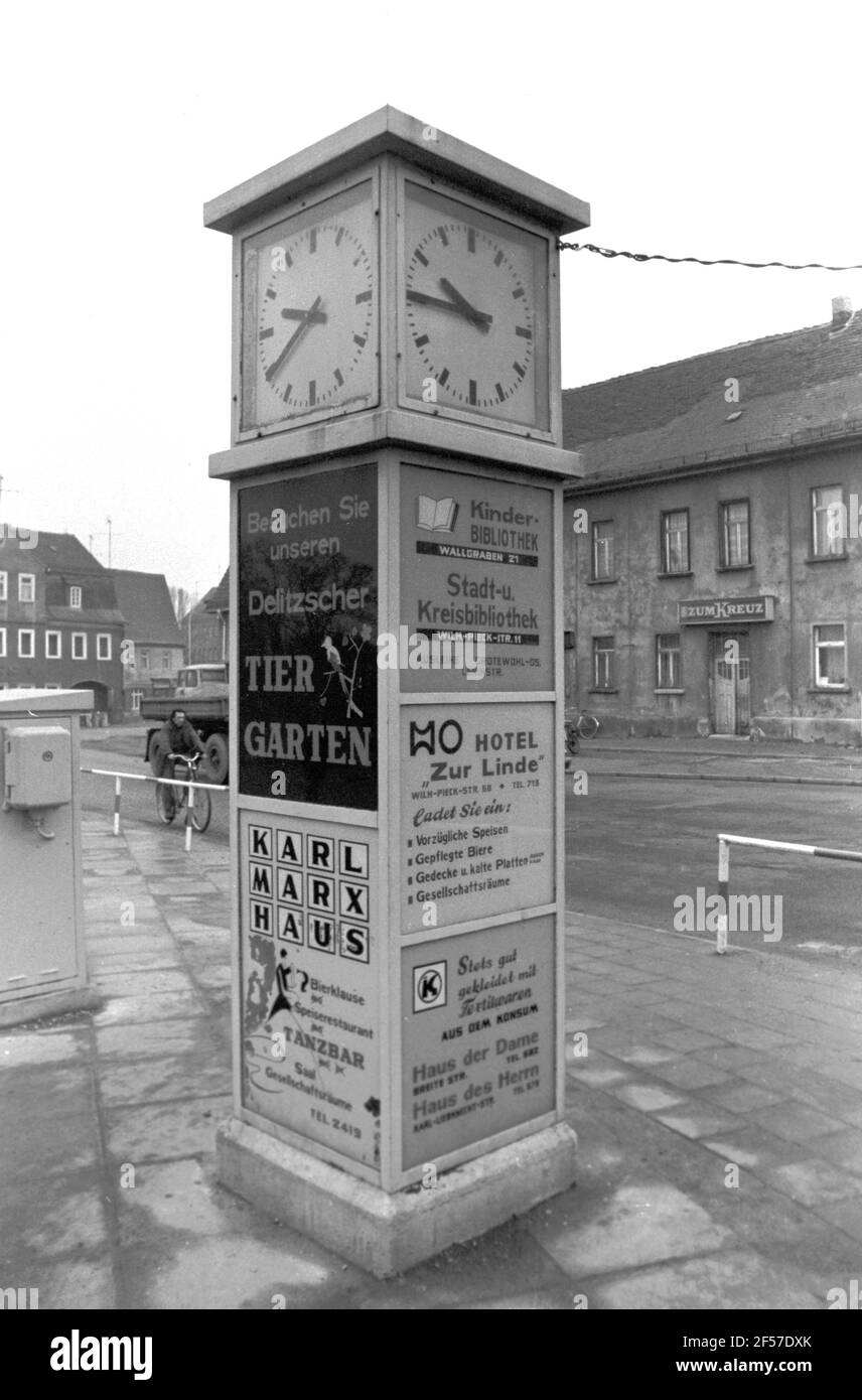 15 février 1982, Saxe, Delitzsch: Les horloges tick différemment - les horloges sur un pilier publicitaire dans Delitzsch montrent des temps différents en février 1982. Entre autres le Delitzscher Tiergarten, la bibliothèque pour enfants de la ville et du quartier, la Bierklause, le restaurant et le bar de danse de la Karl-Marx-Haus, l'hôtel "Zur Linde" et les points de vente "Haus der Dame" et "Haus des Herrn" sont annoncés. La date exacte de la photographie n'est pas connue. Photo: Volkmar Heinz/dpa-Zentralbild/ZB Banque D'Images