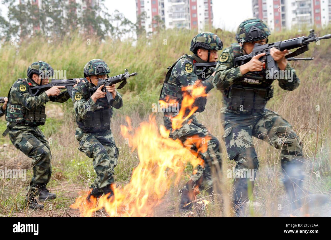 QINZHOU, CHINE - 24 MARS 2021 - FORMATION de la police armée sur le terrain à Qinzhou, région autonome de Guangxi Zhuang, Chine, 24 mars 2021. (Photo de Chai Hao / Costfoto/Sipa USA) crédit: SIPA USA/Alay Live News Banque D'Images