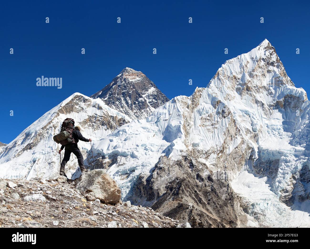 Vue panoramique sur l'Everest depuis Kala Patthar avec touristes en route vers le camp de base de l'Everest, le parc national de Sagarmatha, la vallée de Khumbu - Népal Banque D'Images