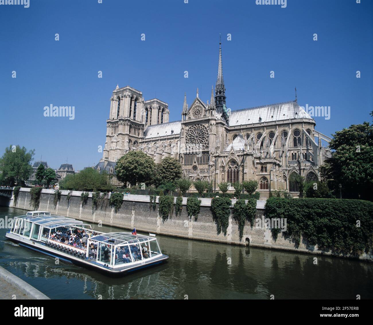 France. Paris. Notre Dame avec bateau de croisière touristique sur la Seine. Banque D'Images