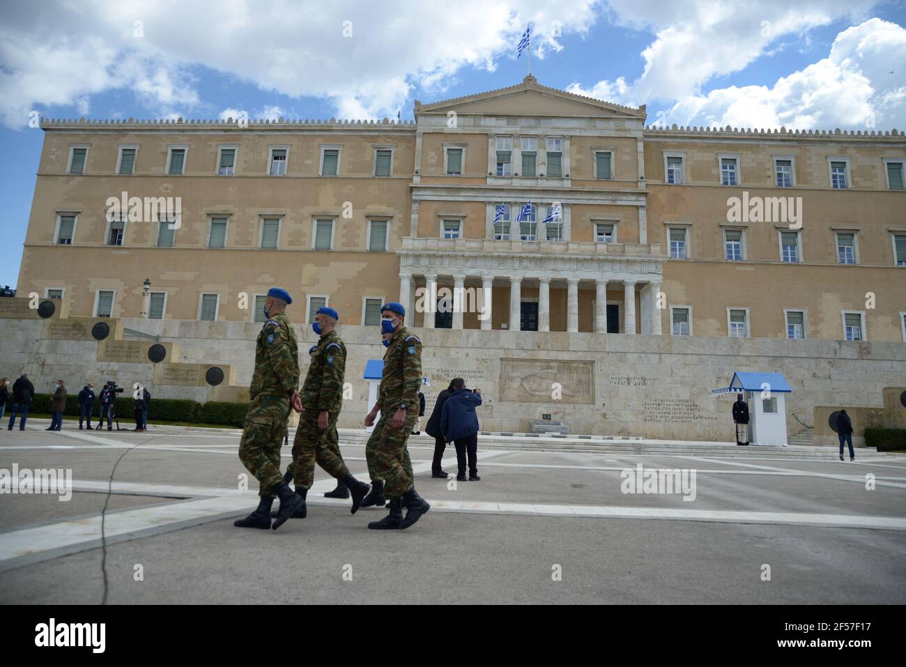 Drapeaux grecs placés sur la place Syntagma avant les célébrations du Bicentenaire de l'indépendance. Athènes, Grèce, 24 mars 2021. Crédit: Dimitris Aspiotis Banque D'Images