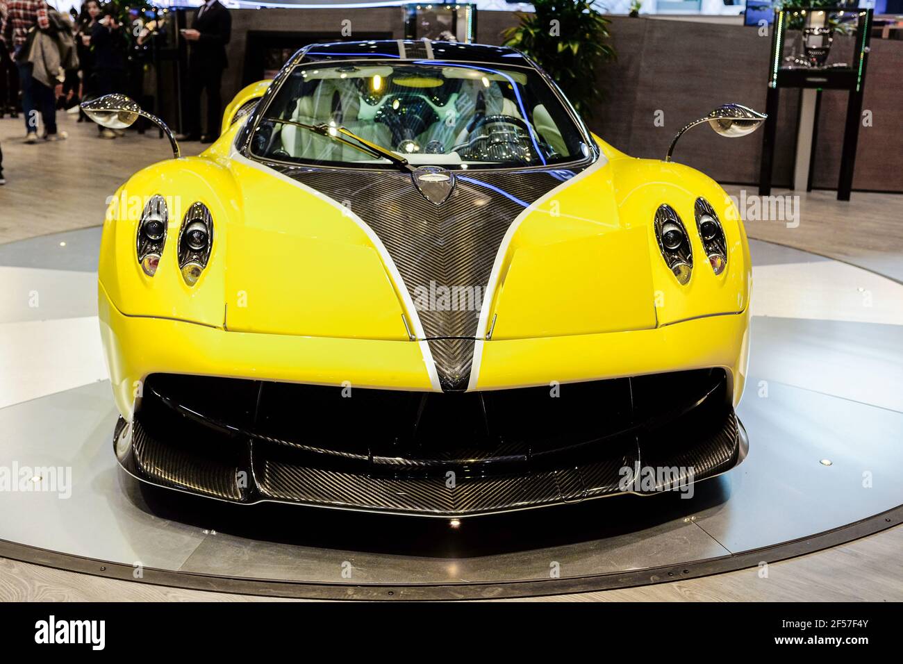 Édition jaune limitée Pagani Huayra voiture de course italienne sur international salon de la voiture Banque D'Images
