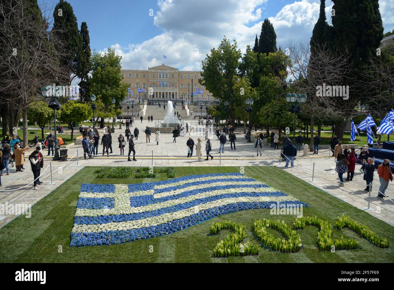 Drapeaux grecs placés sur la place Syntagma avant les célébrations du Bicentenaire de l'indépendance. Athènes, Grèce, 24 mars 2021. Crédit: Dimitris Aspiotis Banque D'Images