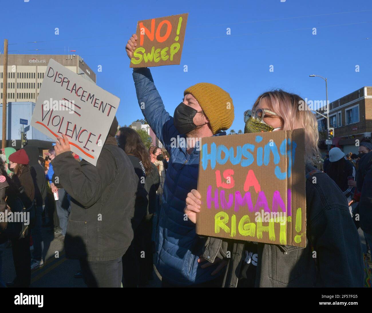 Los Angeles, États-Unis. 24 mars 2021. Un groupe d'activistes et de résidents sans domicile se réunit sur Sunset Blvd. Devant le bureau du conseiller Mitch O'Farrell pour protester contre les plans de la ville visant à nettoyer un grand campement pour sans-abri à Echo Park Lake et le fermer pour ce qui est décrit comme des travaux de réparation à Los Angeles mercredi, 24 mars 2021. La nouvelle de l'action prévue a suscité l'indignation parmi les sans-abri et les défenseurs, qui ont déclaré que les lignes directrices de CDC recommandent de ne pas nettoyer les campements de sans-abri pendant la pandémie COVID-19. Photo de Jim Ruymen/UPI crédit: UPI/Alay Live News Banque D'Images