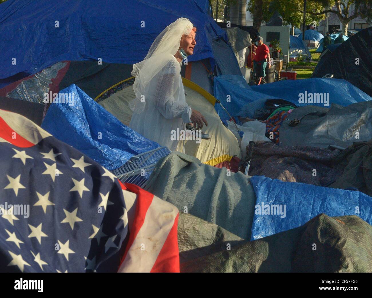 Valerie Zeller, Qui s'est marié samedi dernier au campement se tient au milieu des tentes tandis qu'un groupe d'activistes et de résidents sans abri se réunissent au lac Echo Park pour organiser une manifestation contre les plans de la ville pour nettoyer le parc d'un grand campement pour sans-abri et le fermer pour ce qui est décrit comme réparation Travail à Los Angeles le mercredi 24 mars 2021. La nouvelle de l'action prévue a suscité l'indignation parmi les sans-abri et les défenseurs, qui ont déclaré que les lignes directrices de CDC recommandent de ne pas nettoyer les campements de sans-abri pendant la pandémie COVID-19. Photo de Jim Ruymen/UPI Banque D'Images