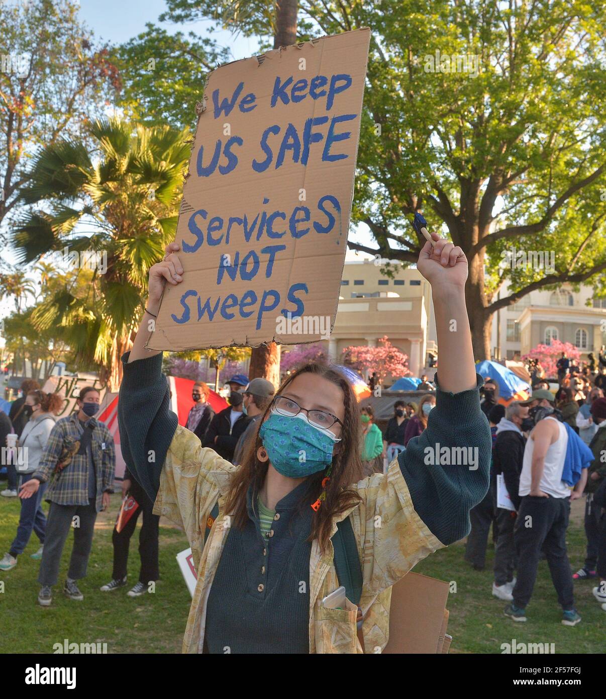 Los Angeles, États-Unis. 24 mars 2021. Un groupe d'activistes et de résidents sans abri se réunissent à Echo Park Lake pour organiser une manifestation contre les plans de la ville pour nettoyer le parc d'un grand campement pour sans-abri et le fermer pour ce qui est décrit comme des travaux de réparation à Los Angeles le mercredi 24 mars 2021. La nouvelle de l'action prévue a suscité l'indignation parmi les sans-abri et.Advocates, qui a déclaré que les lignes directrices de CDC recommandent de ne pas nettoyer les campements de sans-abri pendant la pandémie COVID-19. Photo de Jim Ruymen/UPI crédit: UPI/Alay Live News Banque D'Images