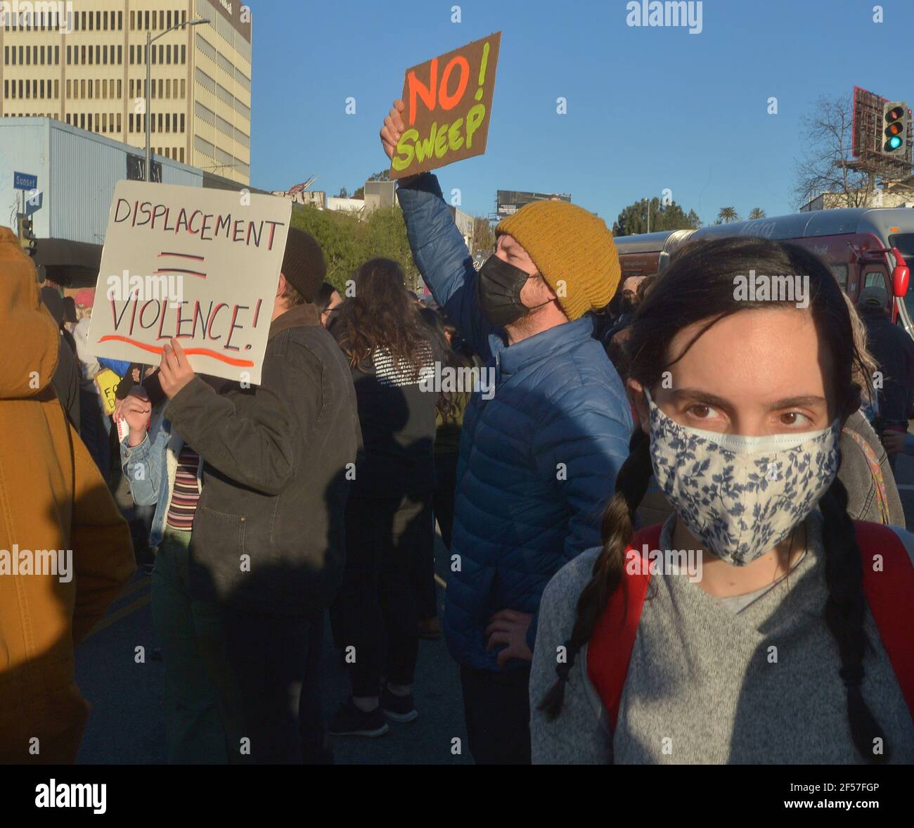 Los Angeles, États-Unis. 24 mars 2021. Un groupe d'activistes et de résidents sans domicile se réunit sur Sunset Blvd. Devant le bureau du conseiller Mitch O'Farrell pour protester contre les plans de la ville visant à nettoyer un grand campement pour sans-abri à Echo Park Lake et le fermer pour ce qui est décrit comme des travaux de réparation à Los Angeles mercredi, 24 mars 2021. La nouvelle de l'action prévue a suscité l'indignation parmi les sans-abri et les défenseurs, qui ont déclaré que les lignes directrices de CDC recommandent de ne pas nettoyer les campements de sans-abri pendant la pandémie COVID-19. Photo de Jim Ruymen/UPI crédit: UPI/Alay Live News Banque D'Images