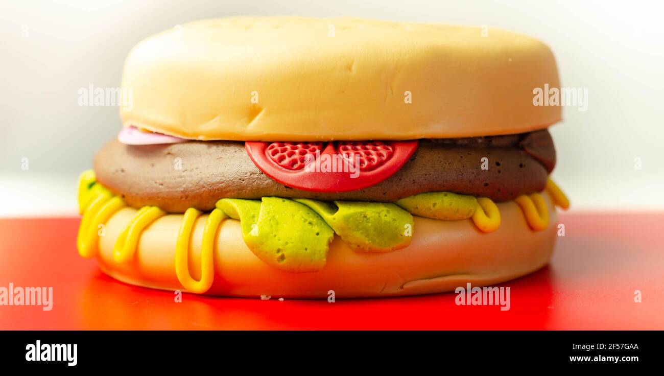 Gateau Burger Gateau De Madere Et De Chocolat En Eponge Rempli De Glacage Recouvert De Glacage Doux Et De Decorations De Sucre Comestible Gateau Dans La Forme B Photo Stock Alamy Gateau Burger Gateau De Madere Et De Chocolat En Eponge Rempli De Glacage Recouvert De Glacage Doux Et De Decorations De Sucre Comestible Gateau Dans La Forme B Photo Stock Alamy