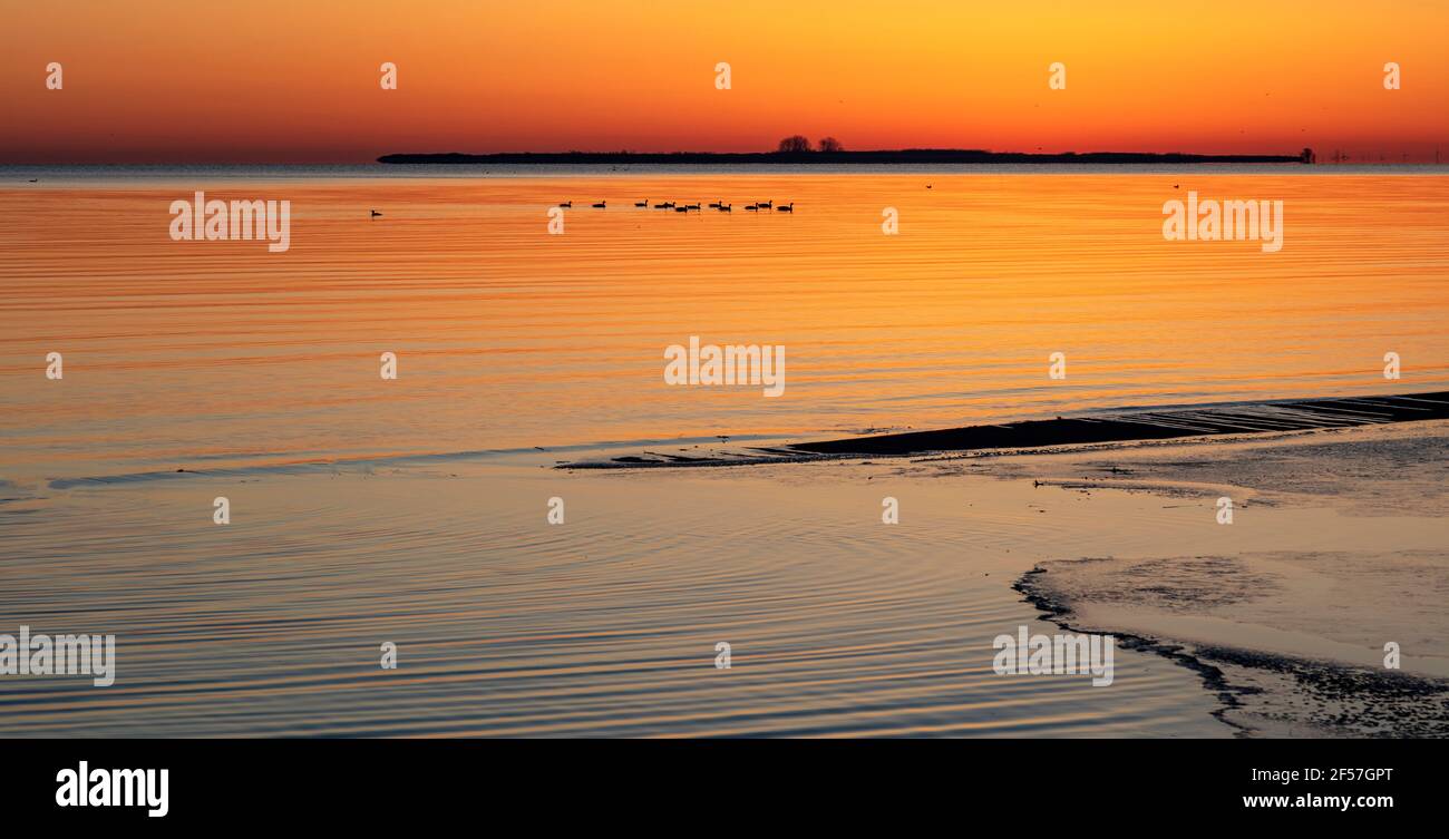 Lever de soleil au-dessus de la baie de Saginaw, équinoxe de printemps, Shelter & Channel Island, lac Huron, MI, États-Unis, par James D Coppinger/Dembinsky photo Assoc Banque D'Images