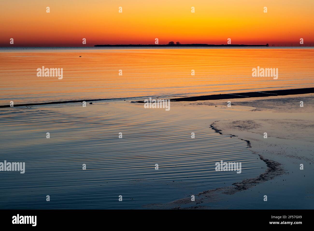 Lever de soleil au-dessus de la baie de Saginaw, équinoxe de printemps, Shelter & Channel Island, lac Huron, MI, États-Unis, par James D Coppinger/Dembinsky photo Assoc Banque D'Images