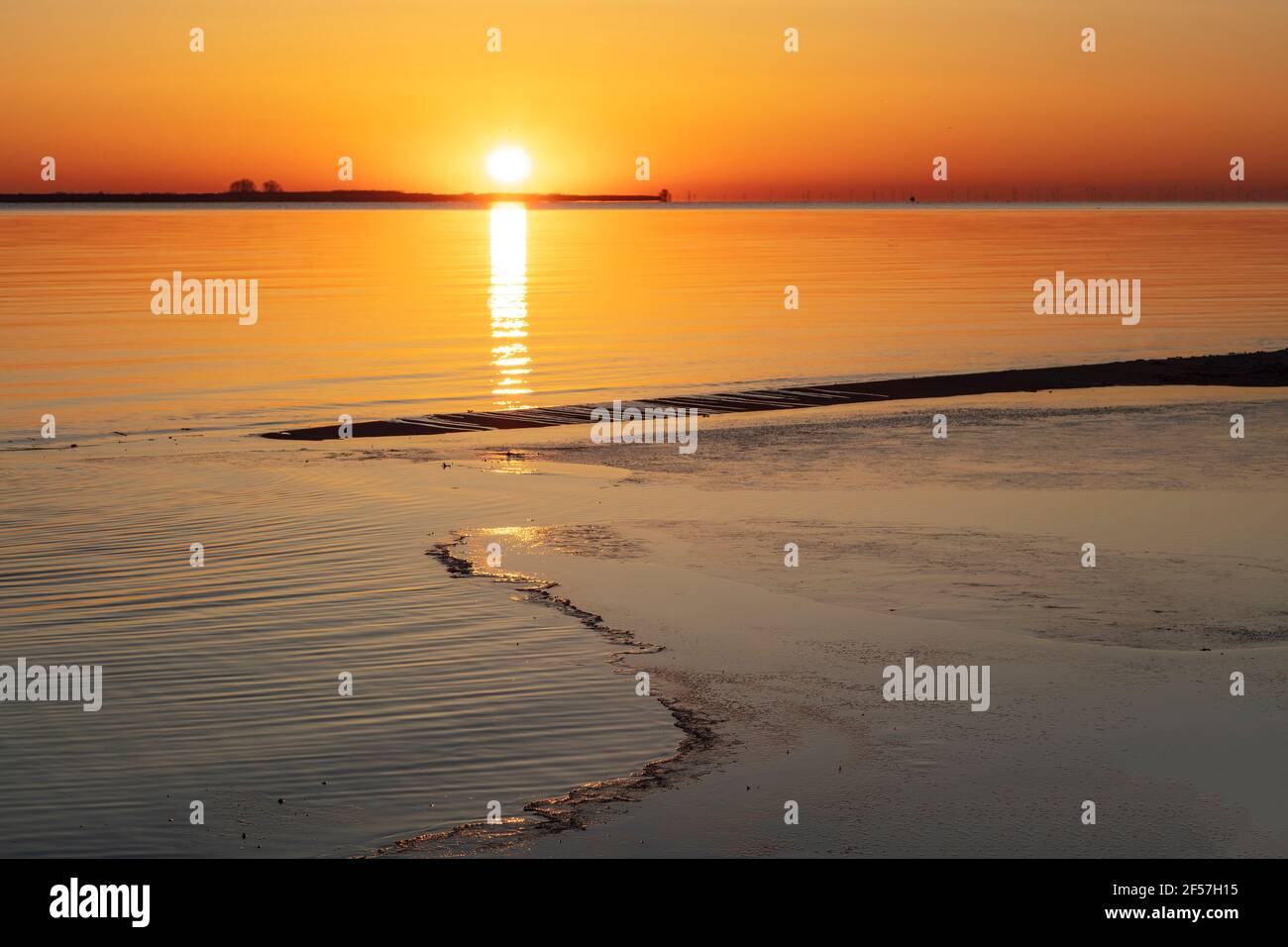 Lever de soleil au-dessus de la baie de Saginaw, équinoxe de printemps, Shelter & Channel Island, lac Huron, MI, États-Unis, par James D Coppinger/Dembinsky photo Assoc Banque D'Images